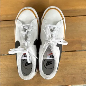 Nike Court Legacy