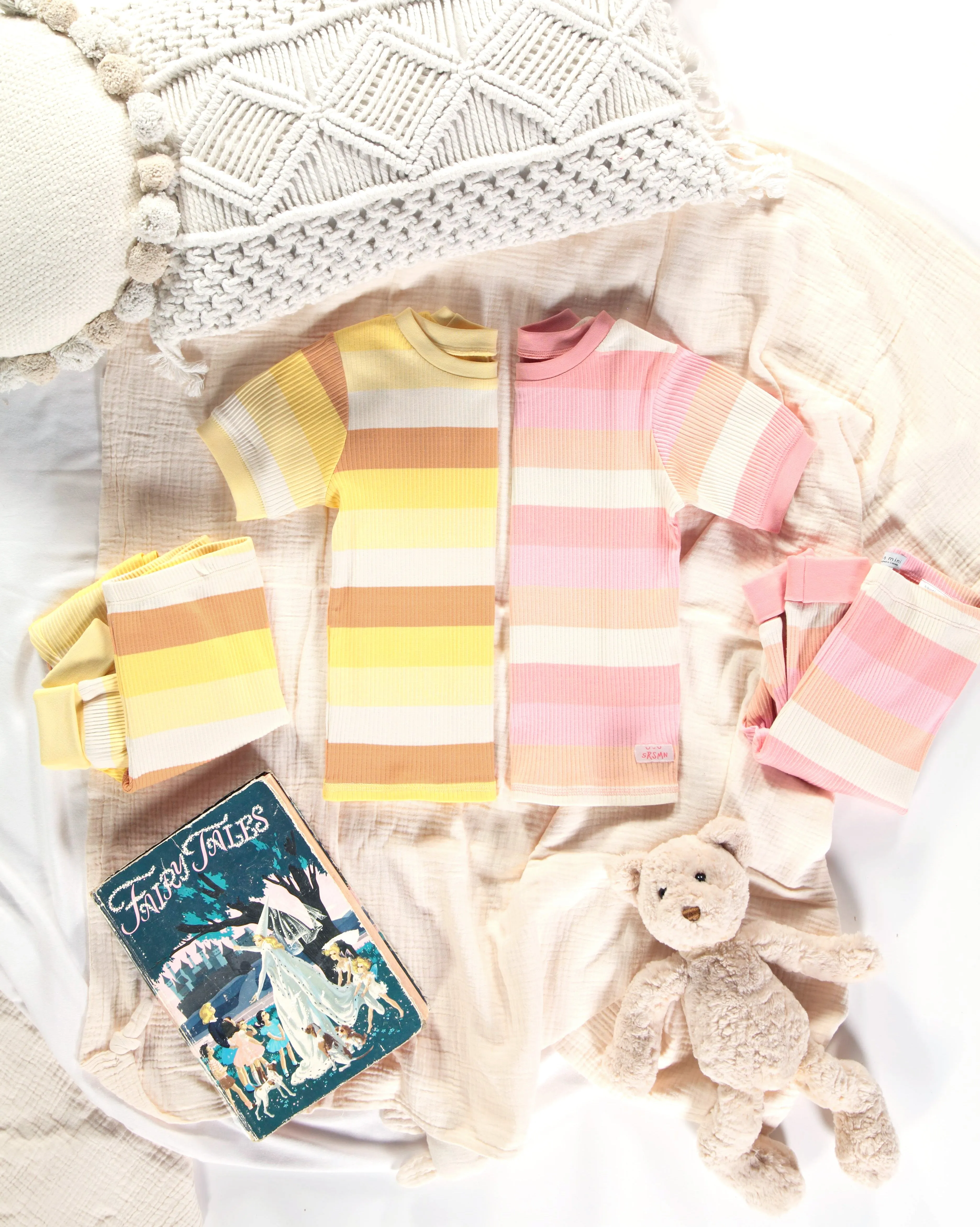 Pyjama orange et jaune à rayures avec manches courtes en tricot côtelé, enfant || Striped orange and yellow pajama with short sleeves in ribbed knit, child