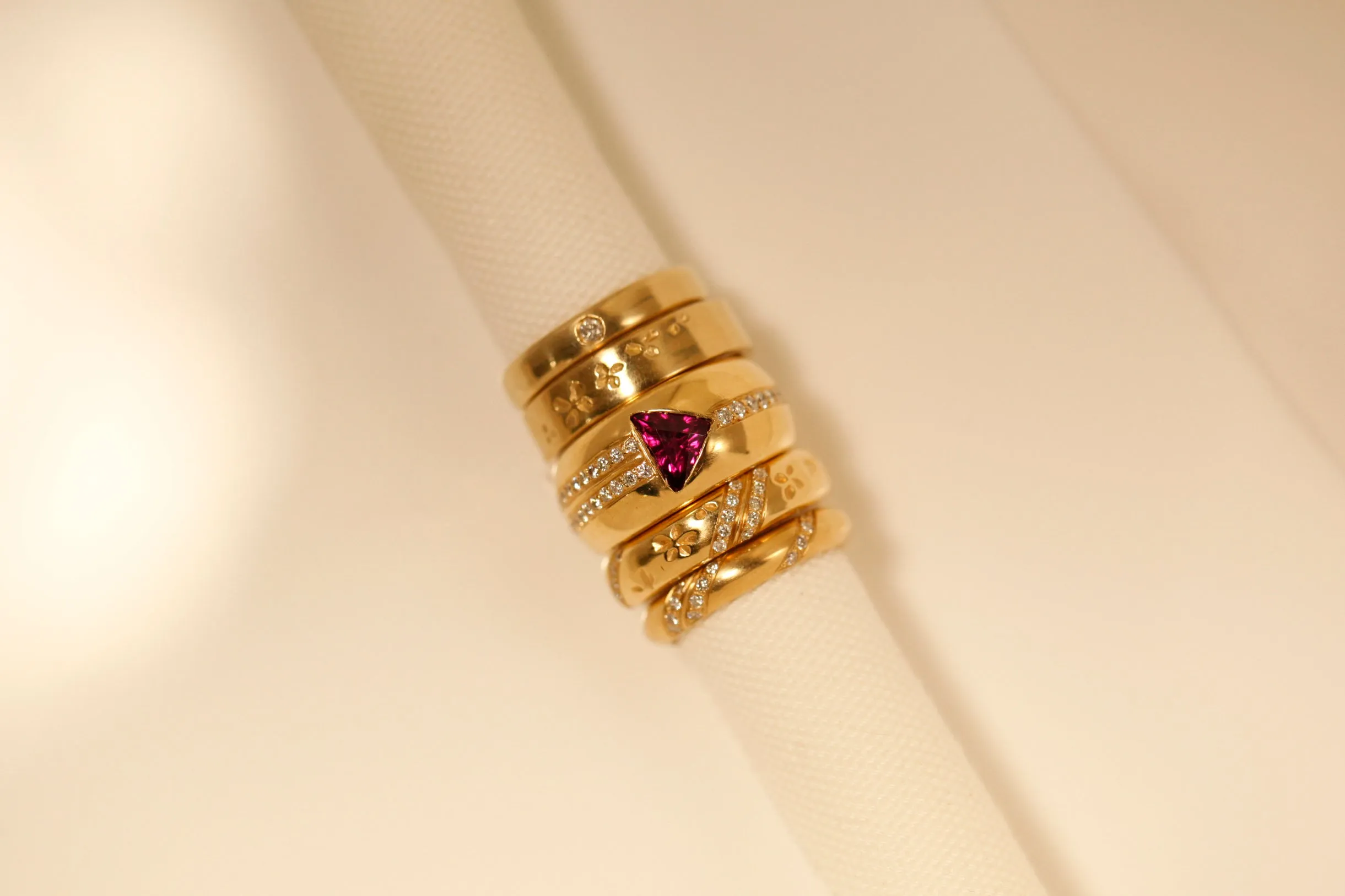 STRIPED GARNET CIGAR BAND