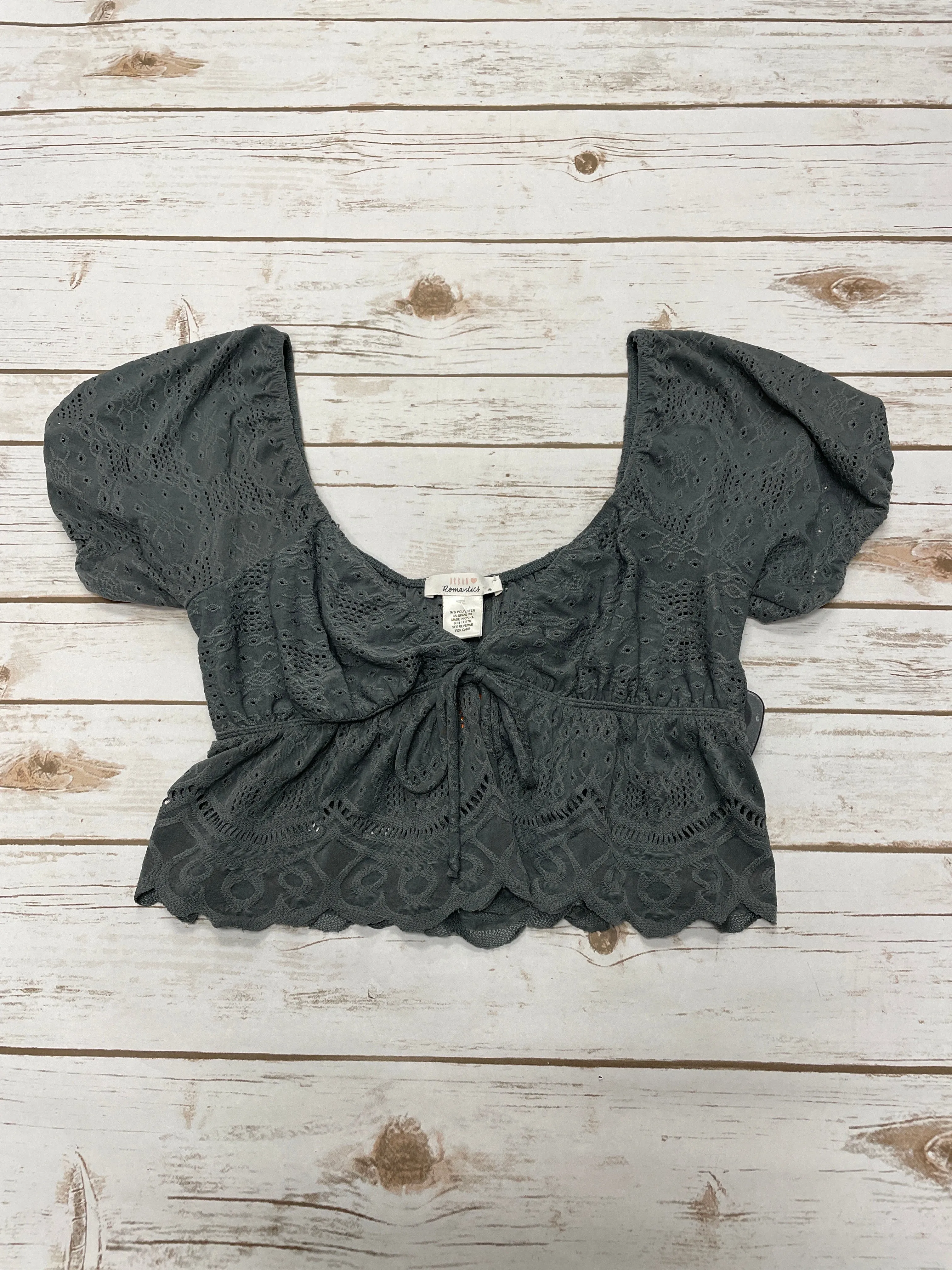 Top Short Sleeve By Urban Romantics In Grey, Size: M