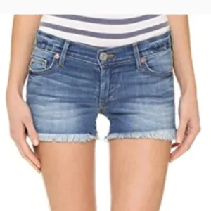 TRUE RELIGION KEIRA LOW RISE CUTOFF FRAYED HEM DISTRESSED SHORT SIZE 28