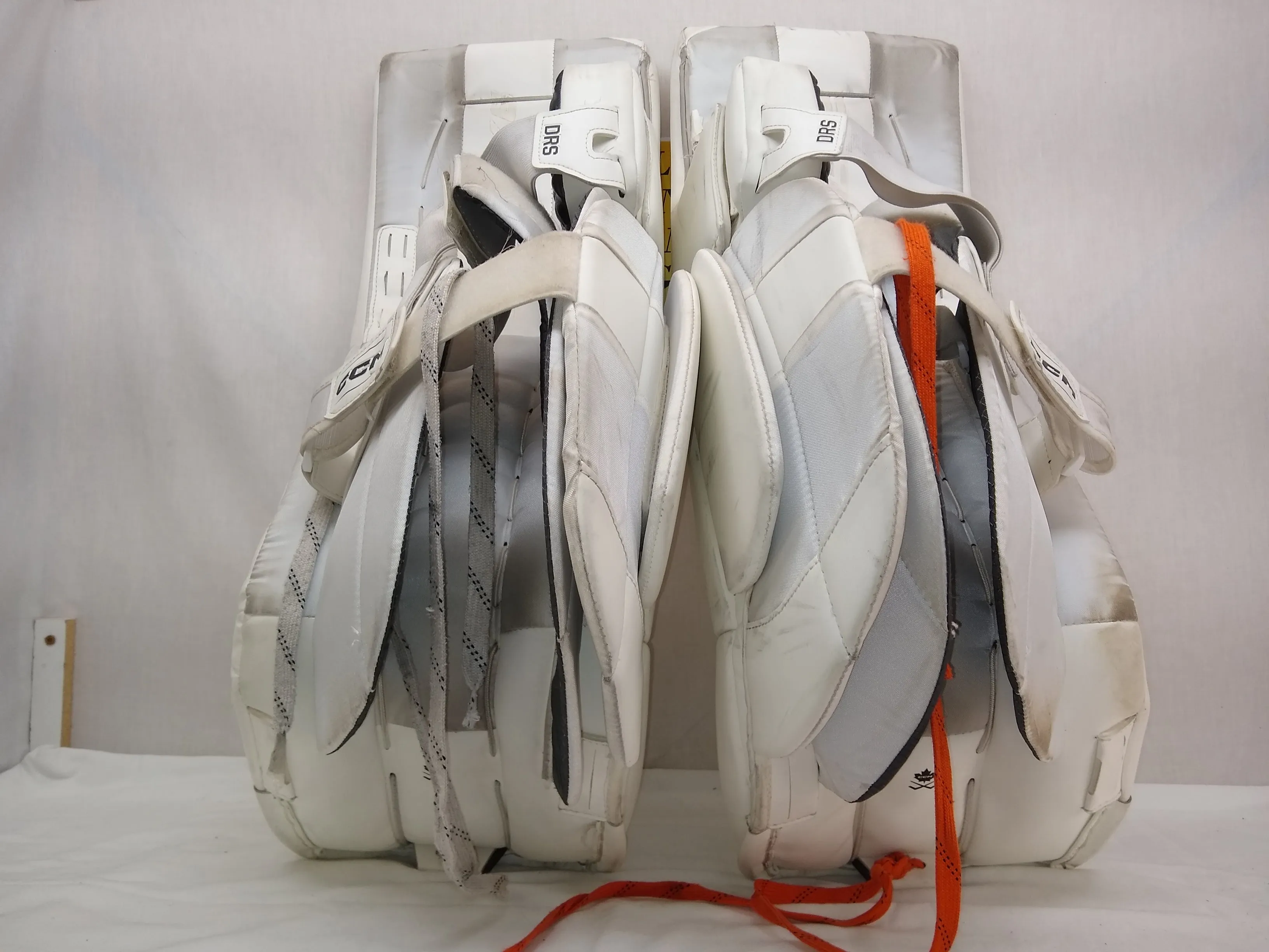 Used CCM EFLEX 6.9 Size 31"   1" White Hockey Goalie Goalie Leg Pads
